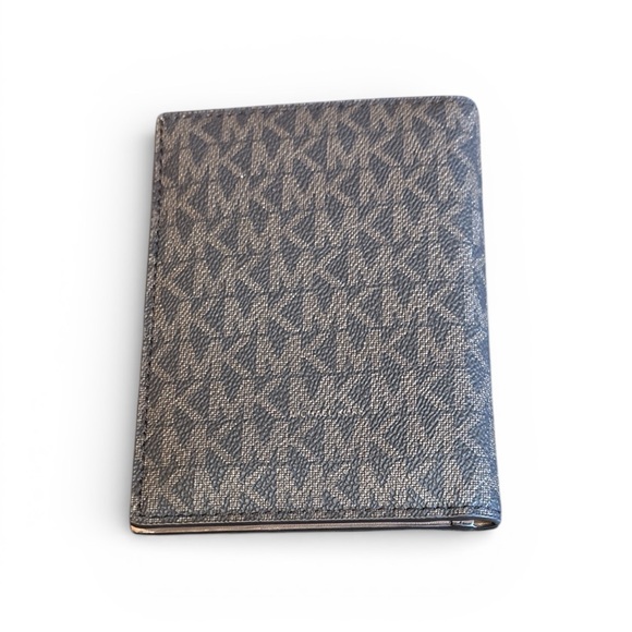 Unisex Michael Kors Jet Set signature logo passport NWOT - Picture 4 of 4